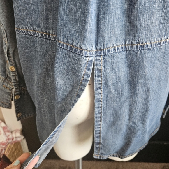 Anthropologie Cloth & Stone Chambray Split Shirttail Blue Button Up Size Medium - Picture 7 of 14